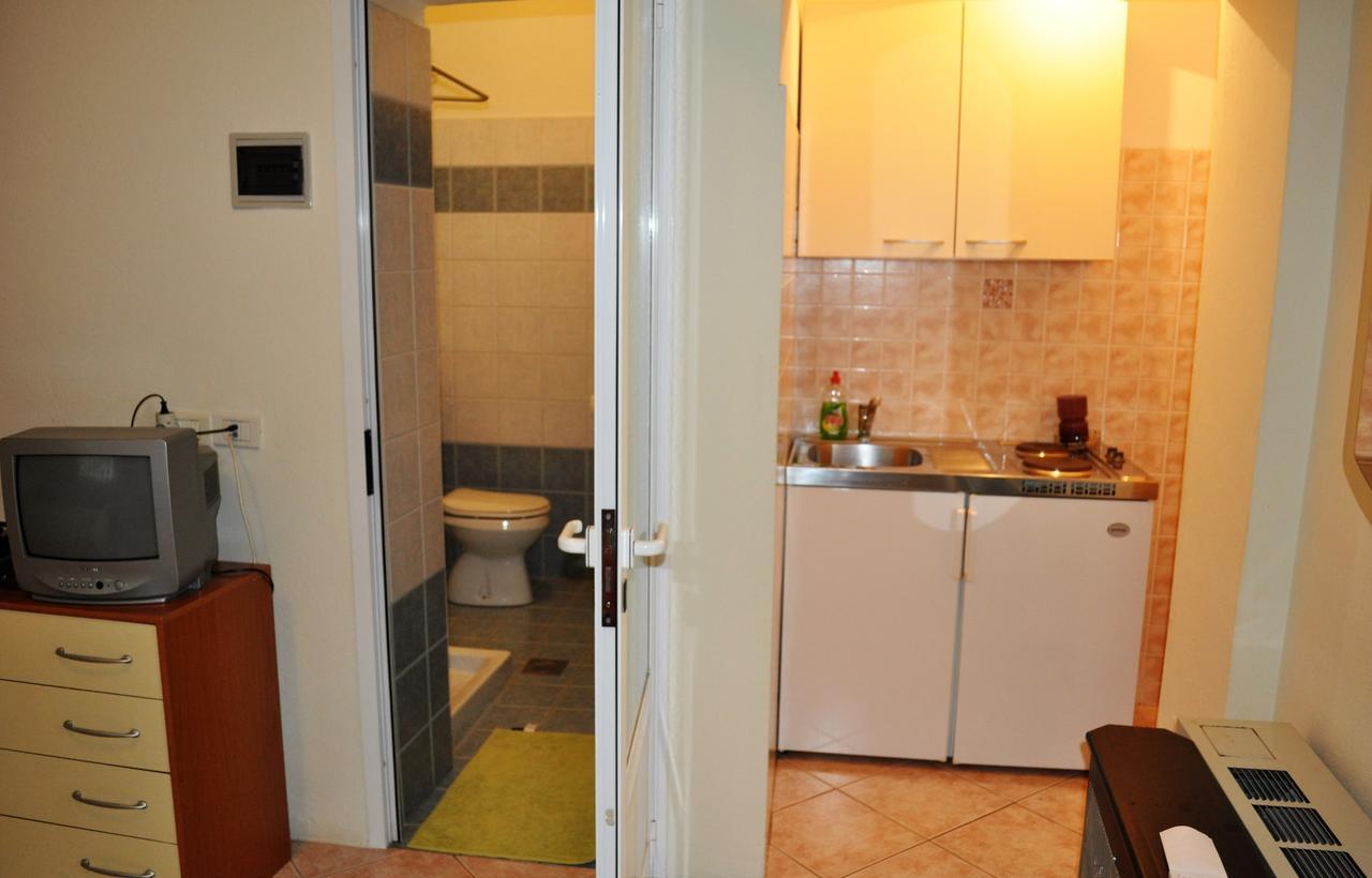 Tri Srca Apartments & Rooms Funtana Extérieur photo