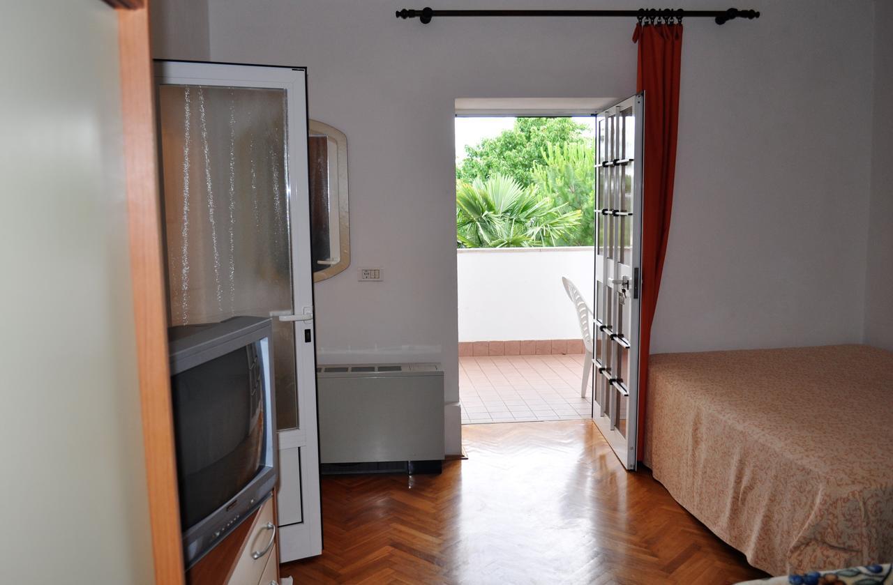 Tri Srca Apartments & Rooms Funtana Extérieur photo