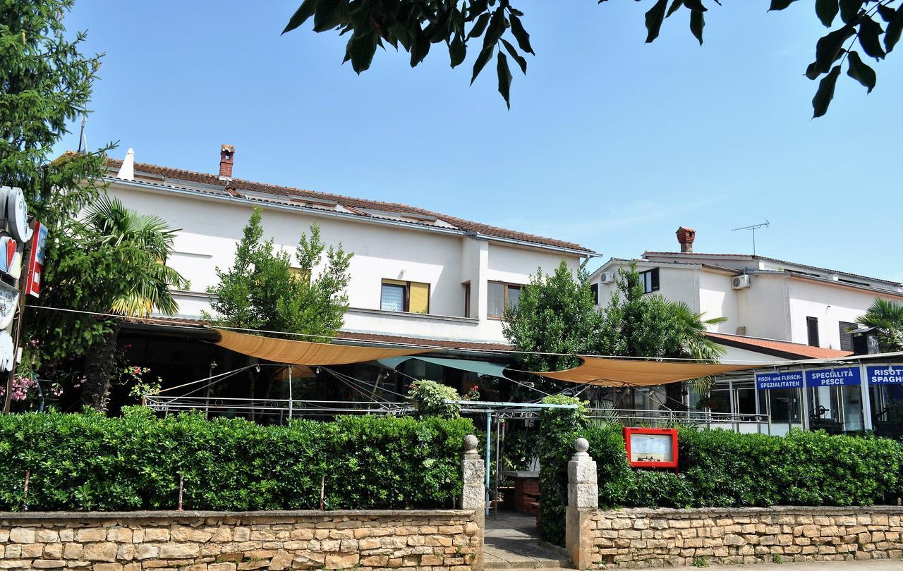 Tri Srca Apartments & Rooms Funtana Extérieur photo