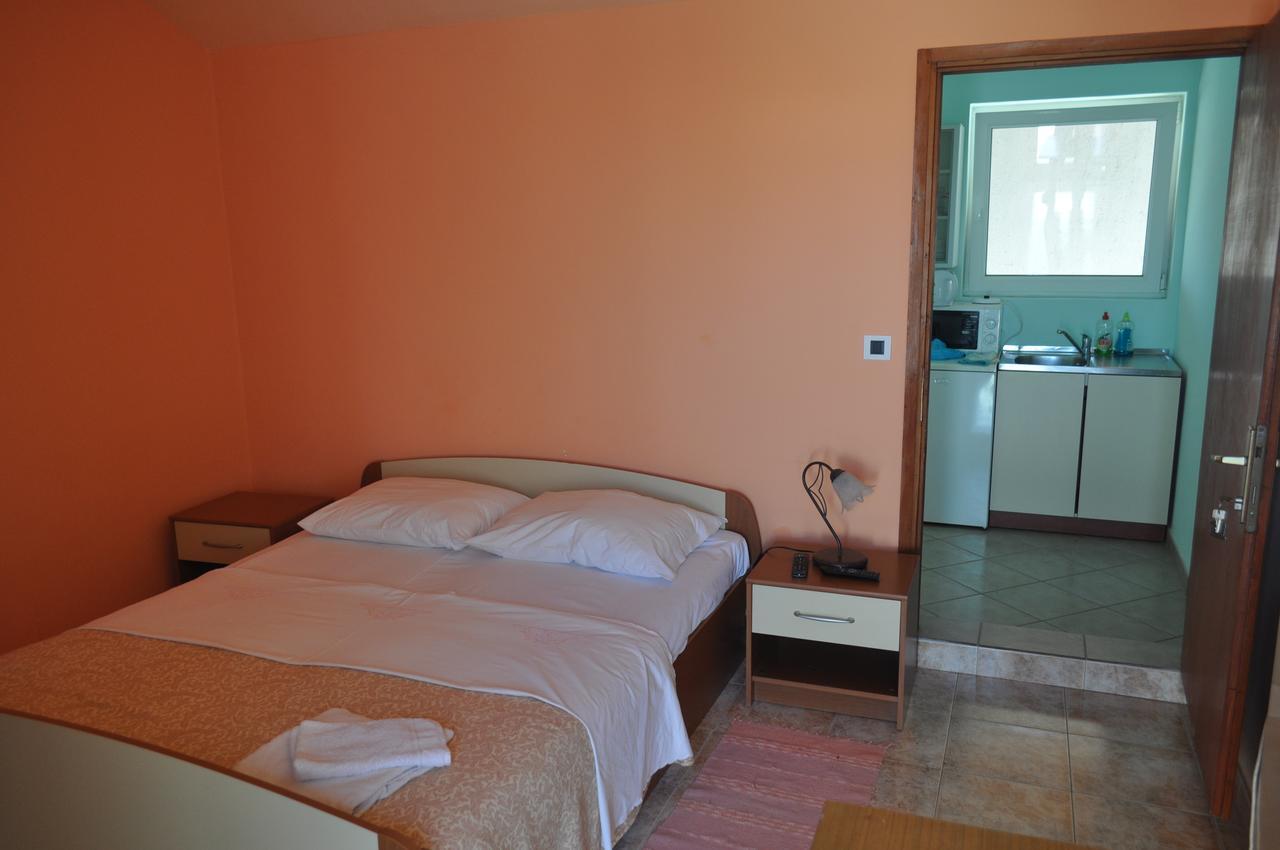 Tri Srca Apartments & Rooms Funtana Extérieur photo